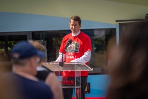 STA CEO Karl Otterstrom addresses the crowd wearing the STA/EWU exclusive co-branded promo T-shirt.